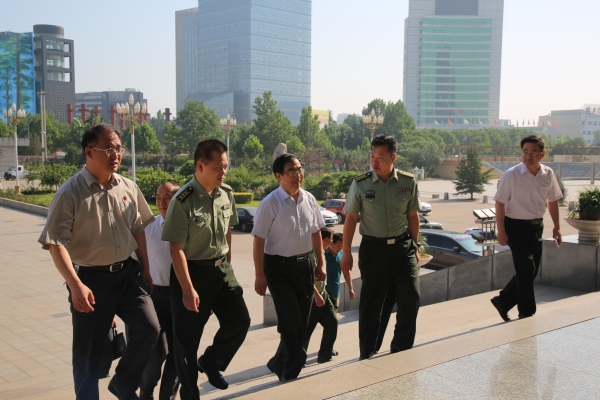 省高校征兵工作专项检查组来伟德官网督导检查征兵工作