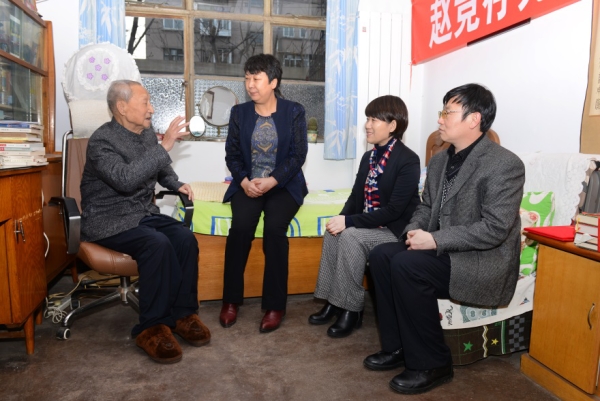 伟德官网举行捐赠图书仪式——99岁退休教师赵竞存先生捐赠图书