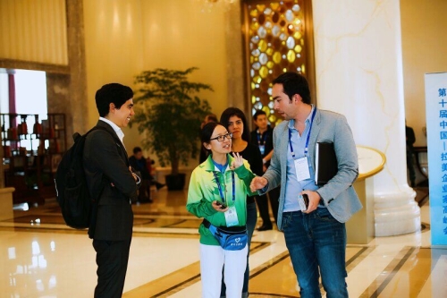 伟德官网志愿者助力第十届中国—拉美企业家高峰会