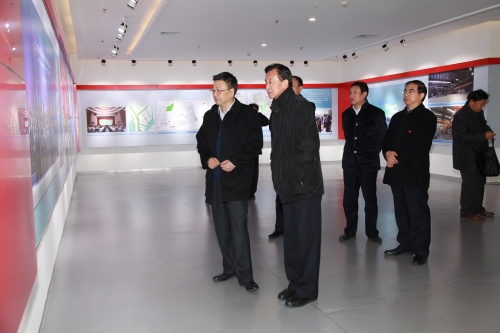 心系母校师生 情系母校发展—中纪委委员、内蒙古自治区党委原常委、纪委原书记张力同志向伟德官网捐赠藏书