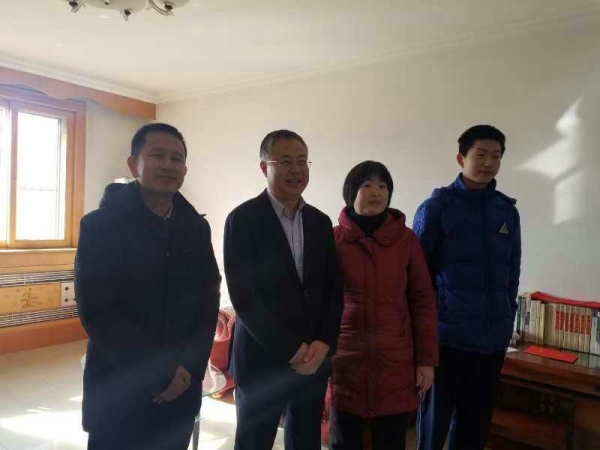 唐山市副市长曹全民慰问伟德官网中文系张学鹏教授