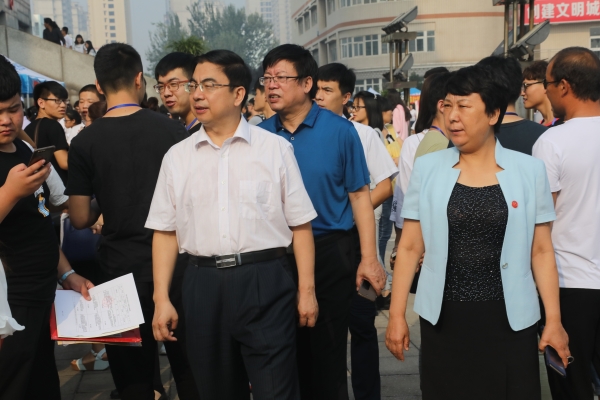 伟德官网圆满完成2017年迎新工作