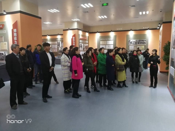 伟德官网组织党员干部参观李大钊档案文献展